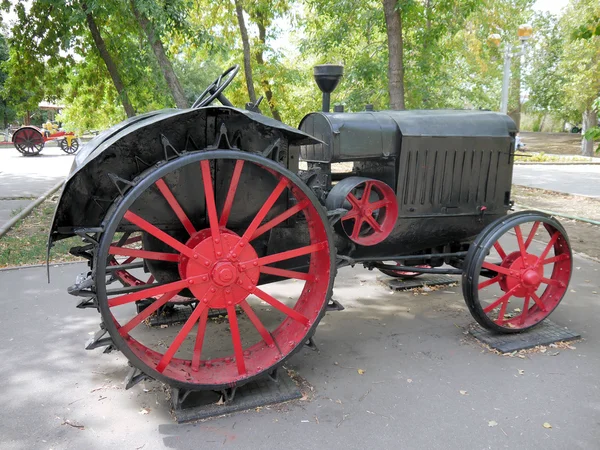 Ancien tracteur STZ modèle 15 / 30 — Photo