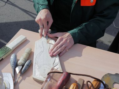 woodcarver bir resmi keser