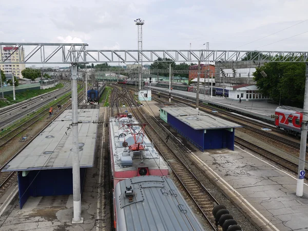 Saratov, Rusland - mei 2013. weergave van de spoorlijn in saratov met een voetgangers viaduct in de buurt van het treinstation, 31 mei 2013. — Stockfoto