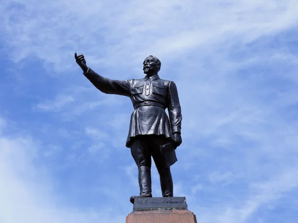 SARATOV, RUSIA - MAYO DE 2013. La estatua de Felix Dzerzhinsky en la plaza de la estación de Saratov contra el cielo mayo 25, 2013 . —  Fotos de Stock