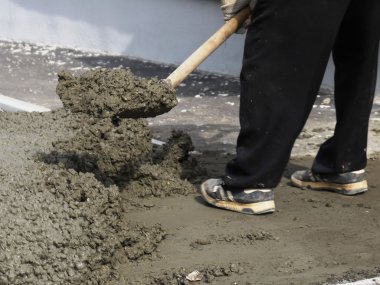 kürekle 2 beton alır.
