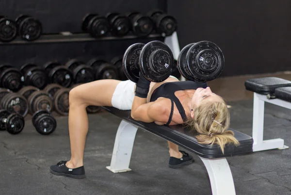 Treinamento de força com modelo de fitness — Fotografia de Stock