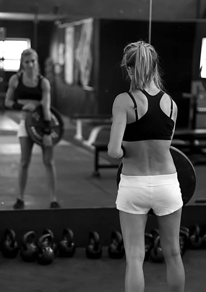 Entrenamiento de fuerza en blanco y negro con modelo fitness —  Fotos de Stock