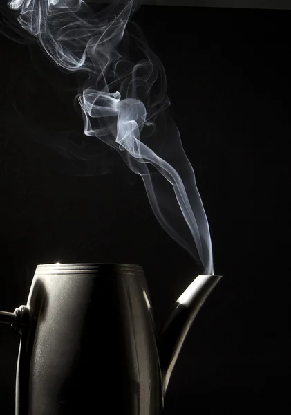 Chaleira de chá com água fervente Imagens Royalty-Free