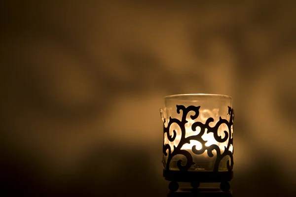 Kerzenständer aus Glas mit Licht Stockfoto