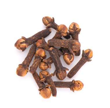 beyaz arkaplanda kuru karanfiller