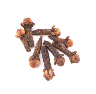 beyaz arkaplanda kuru karanfiller.