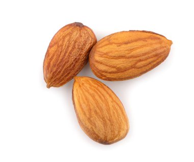 Beyaz arkaplanda izole edilmiş bademler