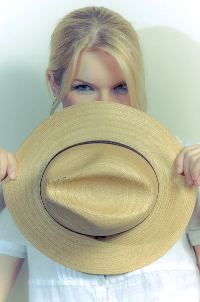 Красивая девушка в шляпе — стоковое фото