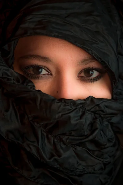 Porträt einer schönen multirassischen Mädchen mit dem Gesicht halb bedeckt — Stockfoto