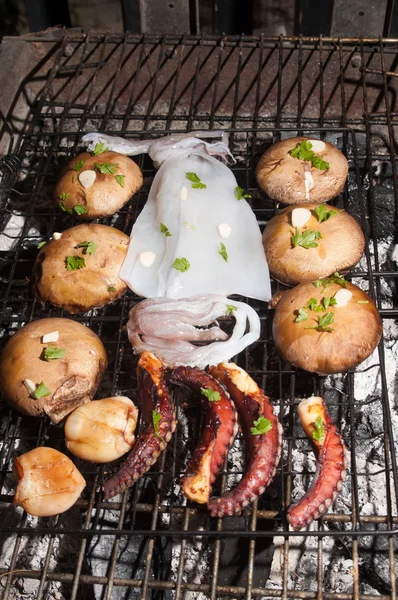 Paddestoelen en zeevruchten op de barbecue, Griekenland. — Stockfoto