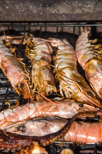 Garnelen und Meeresfrüchte auf dem Grill — Stockfoto