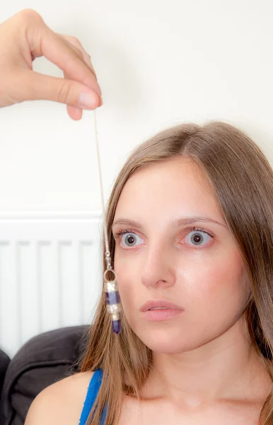 Eine sexy Psychotherapeutin behandelt eine Patientin im Teenageralter — Stockfoto