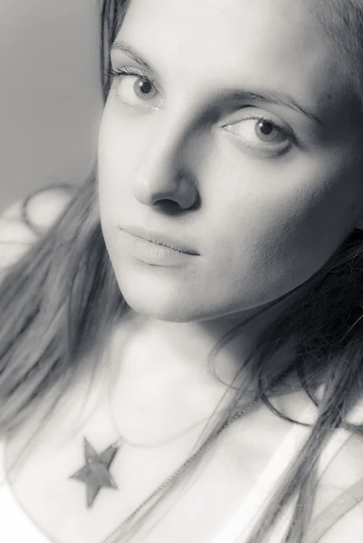 Retrato preto e branco de uma menina bonita — Fotografia de Stock