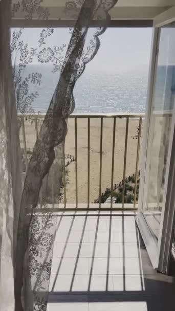 Açık Pencereden Gelen Rüzgar Yüzünden Perdeler Hareket Ediyor Deniz Manzaralı — Stok video