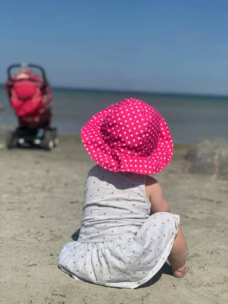 Девочка Розовой Летней Шляпе Ползает Пляжу Солнечный День — стоковое фото