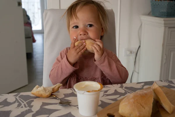 Small Girl Sitting Table Having Breakfast While Looking Camera — Photo