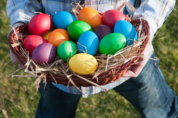 Påskägg i en panier — Stockfoto