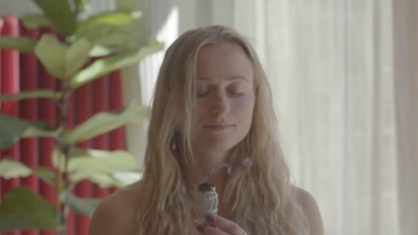 Krásná blond běloška mladá žena dělá meditaci šalvějí šmouhou šmouhy hole. Video záběry stále pořízeny portrét. — Stock video