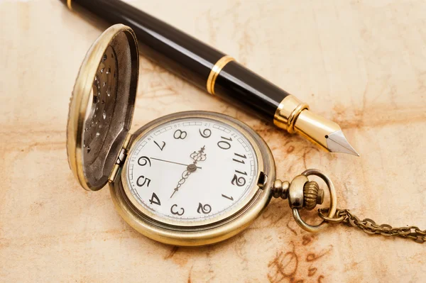 Vulpen en pocketwatch — Stockfoto