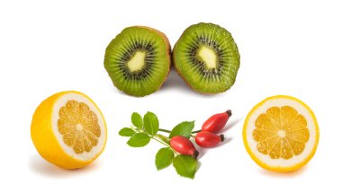 Beyaz arka planda limonlu ve kivili köpek gülü meyvesi