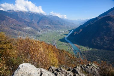 Valtellina Vadisi 'nin Vanoramik manzarası, Sondrio ili, Lombardy, İtalya
