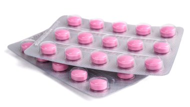 Kabarcıklardaki pembe haplar beyaz arkaplanda izole edilmiş.