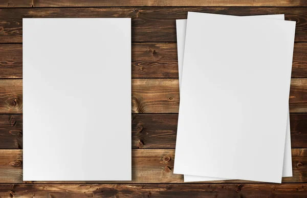 White Paper Sheets Auf Holz Hintergrund — Stockfoto