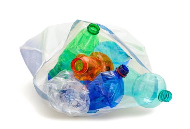 Beyaza izole edilmiş plastik şişelerle geri dönüşüm çantası.