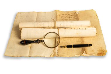 Beyaz zemin üzerinde eski çarşaflar olan dolmakalem ve büyüteç