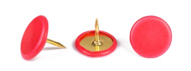 Beyaz arkaplanda kırmızı başparmak raptiyeleri izole edildi