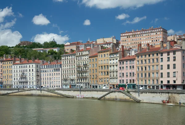 Stare budynki na nabrzeżu rzeki saone, lyon, Francja — Zdjęcie stockowe