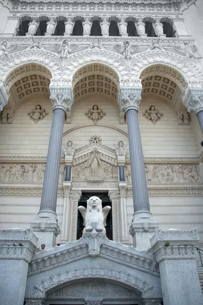 Entrada a la basílica de Nuestra Señora de Fourviere, Lyon, Franc — Foto de Stock