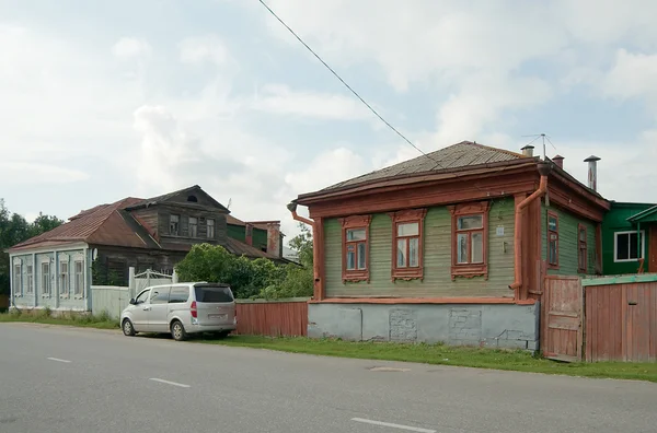 Maisons en bois pittoresques dans une rue de Kolomna — Photo