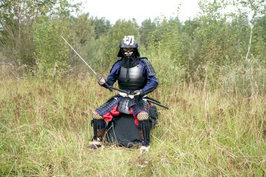 samuray holding uzun kılıç