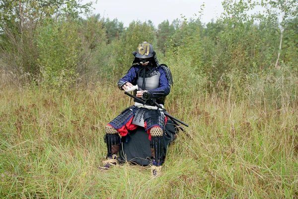 Samurai derramando-se saquê — Fotografia de Stock