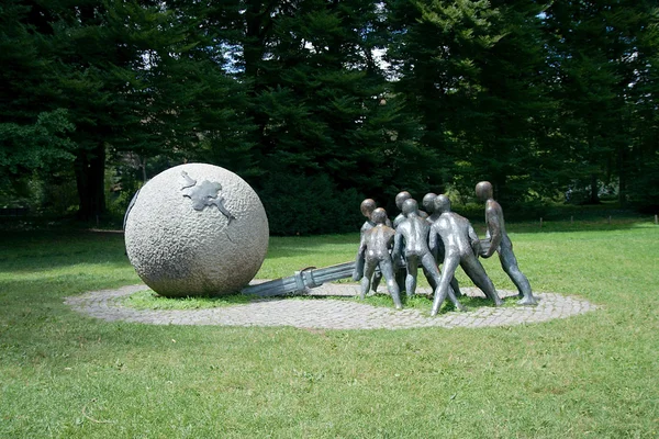 Moderne beeldhouwkunst in parc de la tête d'or, lyon, Frankrijk — Stockfoto