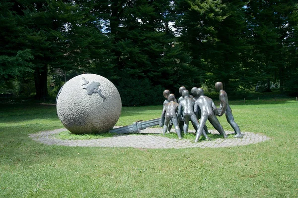 Escultura moderna em Parc de la Tete d 'Or, Lyon, França Imagens Royalty-Free