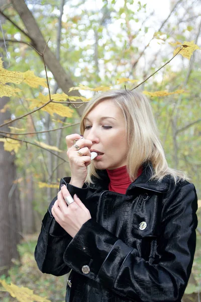 Mujer aliviando ataque asmático usando inhalador —  Fotos de Stock