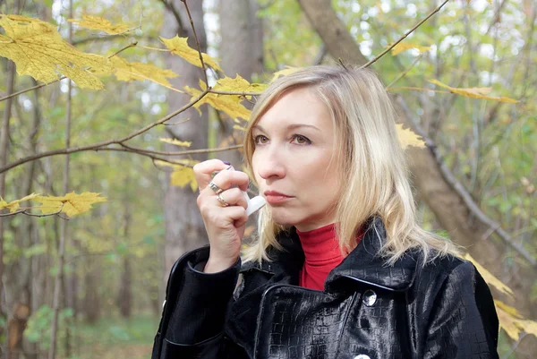 Kobieta chce relievie astmę atak za pomocą inhalatora — Zdjęcie stockowe