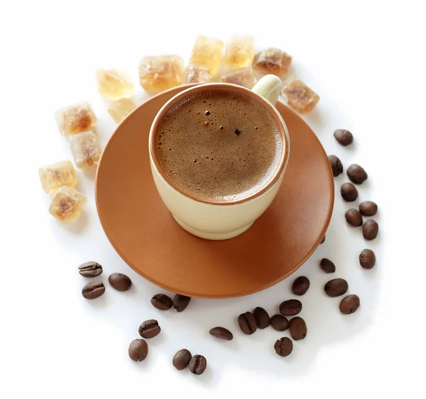 喝杯咖啡、 咖啡豆和甘蔗糖晶体 — 图库照片