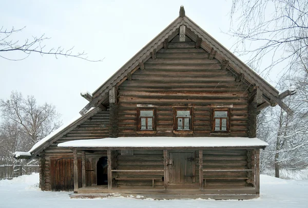 Casa del campesino ruso en invierno — Foto de Stock