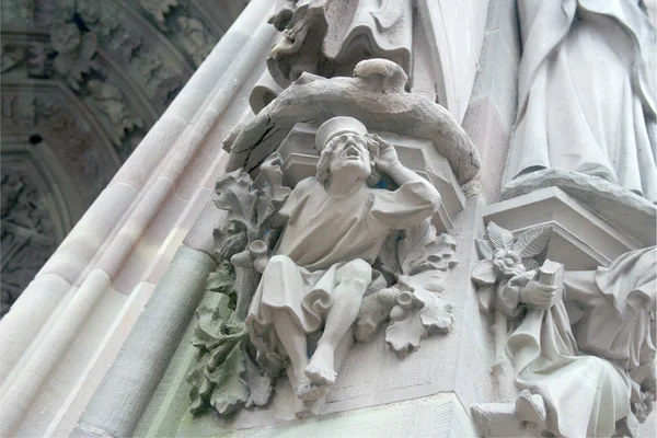 Alegorie sluchu na hlavním portálu protestantské církve — Stock fotografie