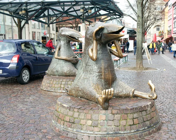 Scultura girevole di un corvo con braccia e gambe umane, Offenburg , — Foto Stock