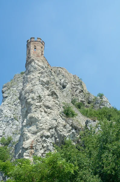 Torre doncella en el fondo del cielo. Castillo de Devin. Bratislava, Eslovaco —  Fotos de Stock