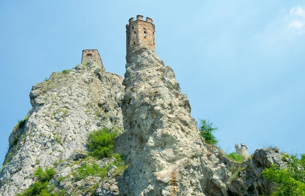 Torre doncella en el fondo del cielo. Castillo de Devin. Bratislava, Eslovaco —  Fotos de Stock