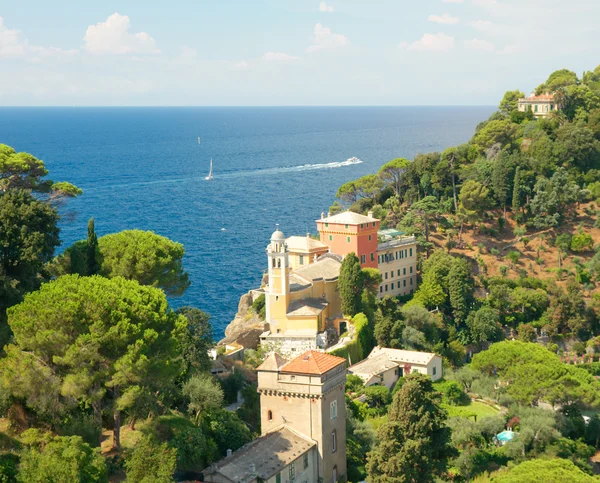 Pohled na st. george's kostel (1154), portofino, liguria, Itálie — Stock fotografie