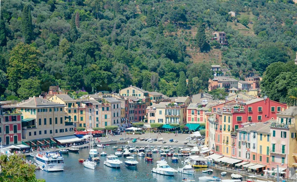 Portofino Limanı ve piazzetta görünümü. Liguria, İtalya