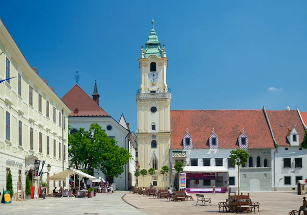 Plaza principal y antiguo ayuntamiento (siglo XIII-XV), Bratislava, Eslovaquia —  Fotos de Stock