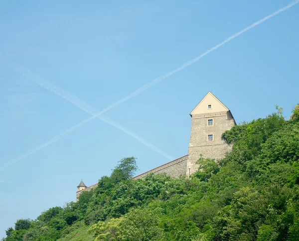 Vue sur le mur du château de Bratislava (fondé au IXe siècle) ) — Photo